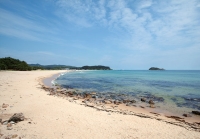탁 트인 바다 따라 걸으며 여름을 즐긴다. 강원도 화진포.